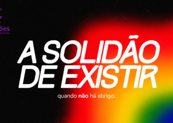 Imagem com lado direito predominantemente na cor preta e lado esquerdo com as cores característica da representação LGBT+, roxo, azul, verde, amarelo e vermelho. Em branco, centralizado, está o texto “A solidão de existir”, logo abaixo está o texto de tamanho menor, também em branco e centralizado, “Quando não há abrigo”. O não está em negrito. Na lateral direita está a logo em roxo da agência conexões.