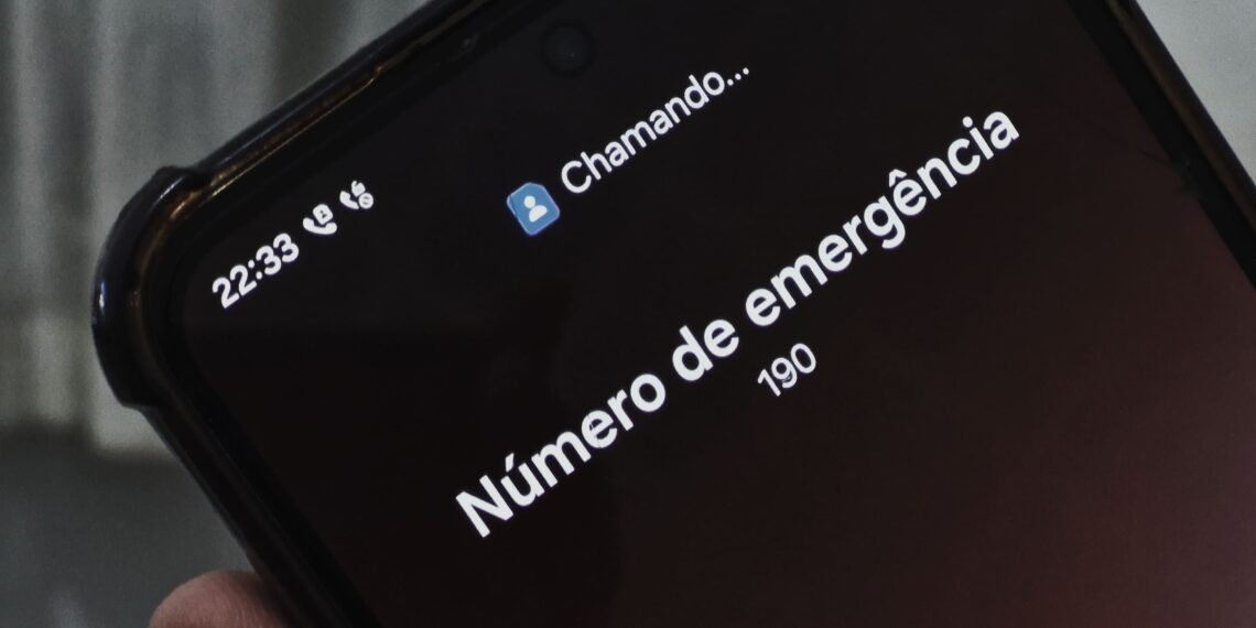 Tela de celular ligando para número de emergência