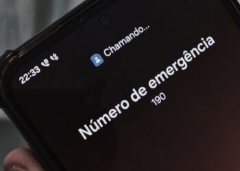 Tela de celular ligando para número de emergência